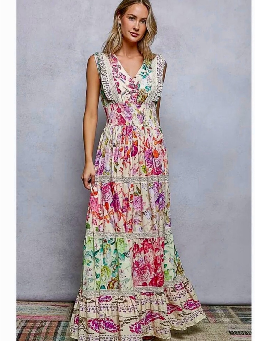POL V-Neck Multicolored Floral Tiered Maxi Dress. Size Small